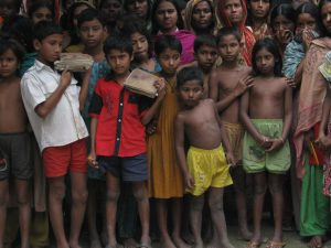 barn nyfiken om utladska besokare i Bangladesh